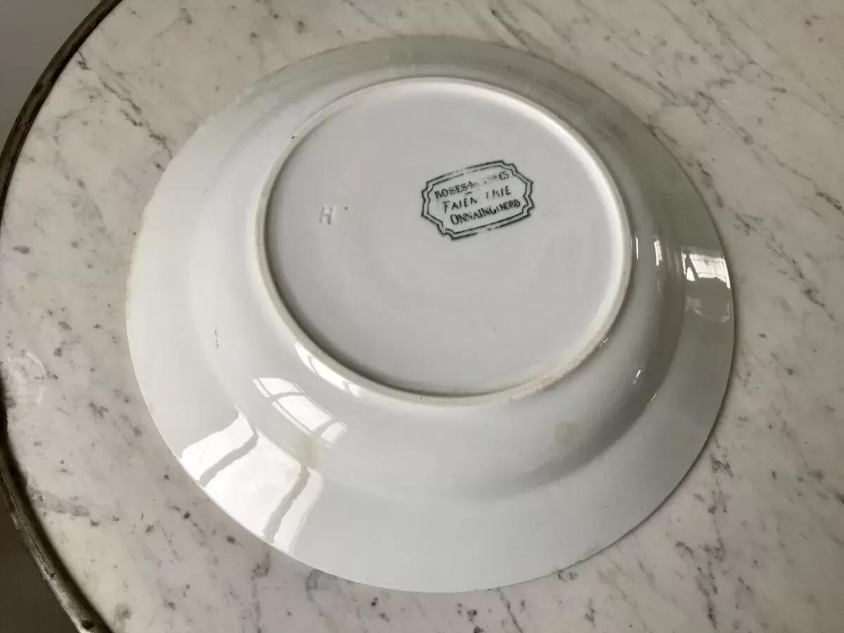 Illustration numéro 5 du produit Plat rond Terre de Fer faïencerie d'Onnaing modèle ''Roses Mousses'' fin XIXème