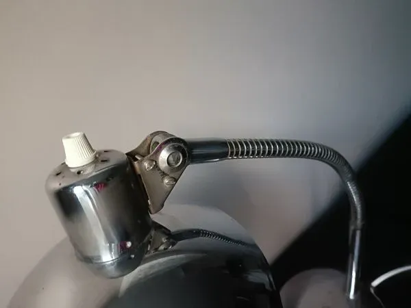 Illustration numéro 5 du produit Lampe de bureau flexible chrome 40'