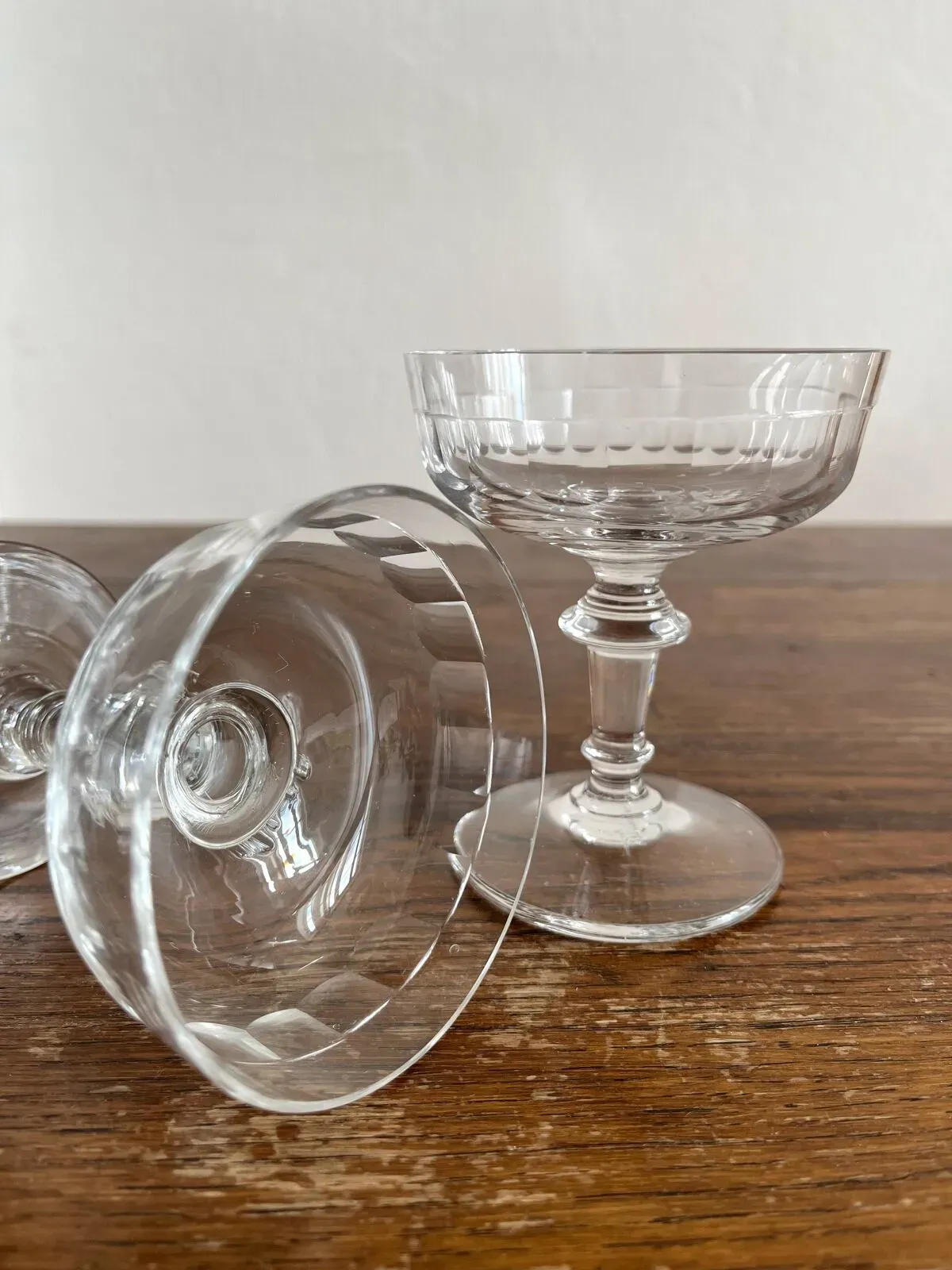 Illustration numéro 5 du produit 2 coupes à champagne anciennes en verre soufflé à côtes plates 19eme siècle