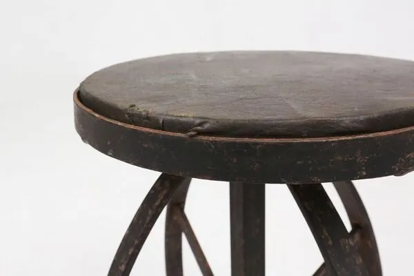 Illustration numéro 5 du produit Tabouret en métal noir industriel avec cadre, France années 1920