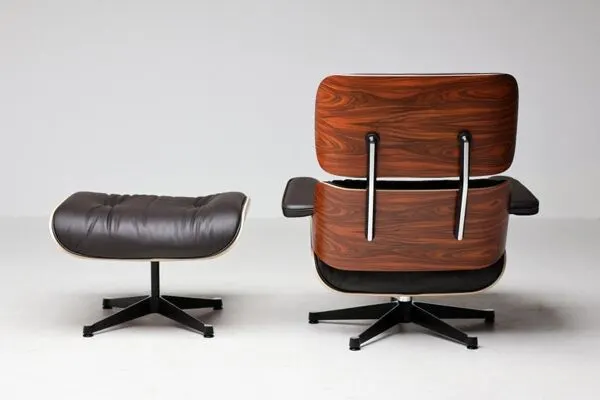Illustration numéro 5 du produit Fauteuil Eames XL et repose-pieds en palissandre de Santos avec cuir chocolat.