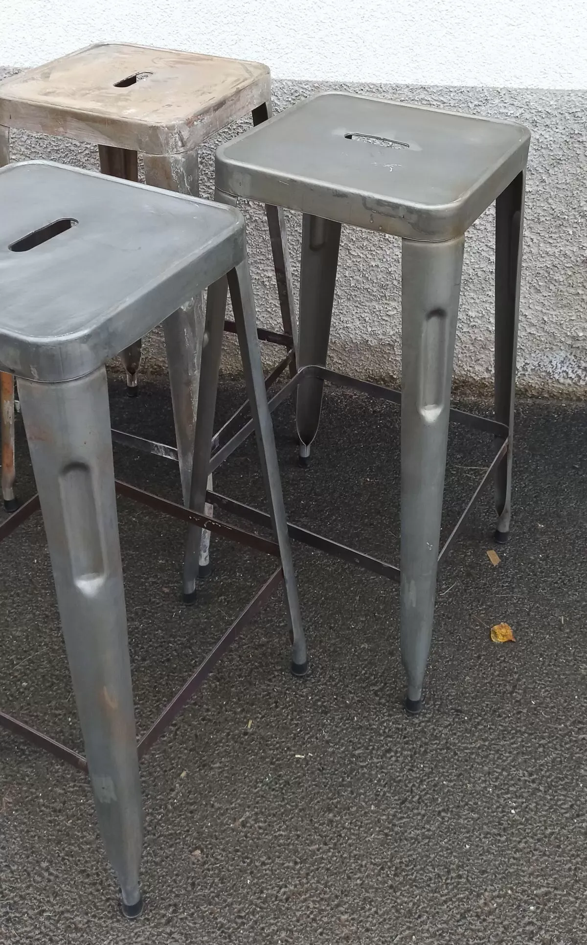 Illustration numéro 5 du produit Lot de 6 tabourets en métal