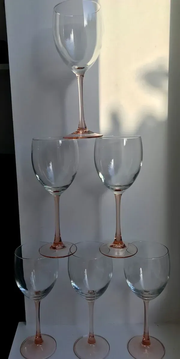 Illustration numéro 5 du produit lot de 6 grands verres à vin à pieds rose Fabriqués en France années 1970