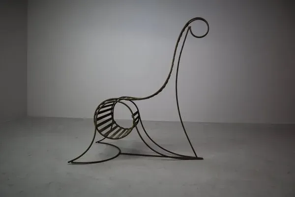 Illustration numéro 5 du produit Ensemble de trois chaises sculpturales en fer