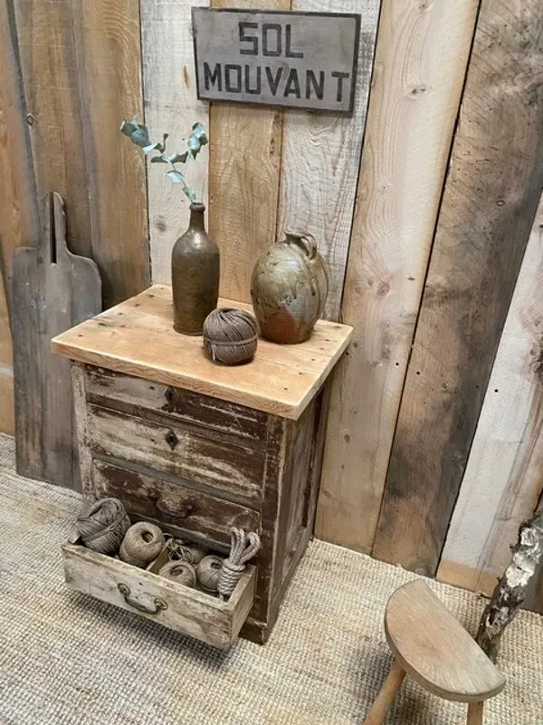 Illustration numéro 5 du produit Meuble de métier ancien