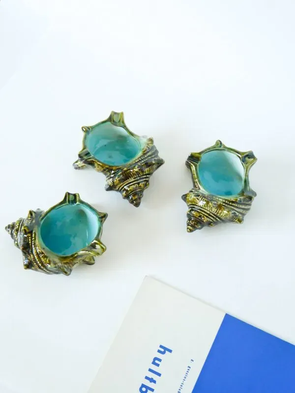 Illustration numéro 5 du produit Vide-poche / cendrier en barbotine modèle ''Coquillage'', 1970