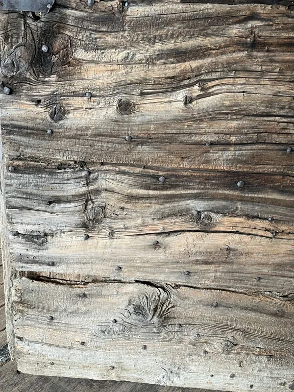 Illustration numéro 5 du produit Ancienne porte cloutée