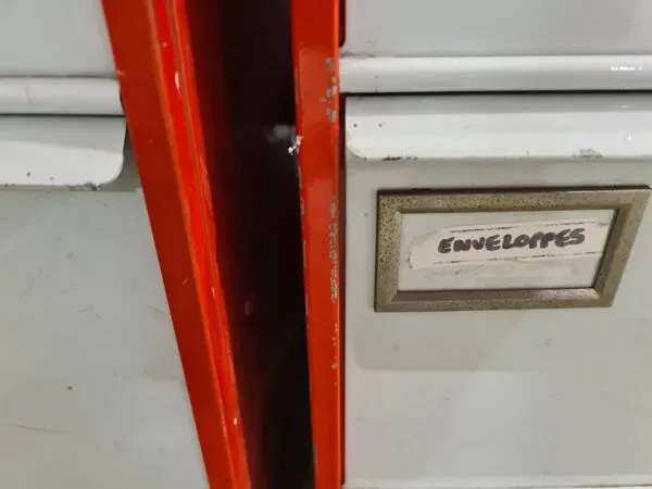 Illustration numéro 5 du produit Armoire métallique à clapets et à portes (années 90)