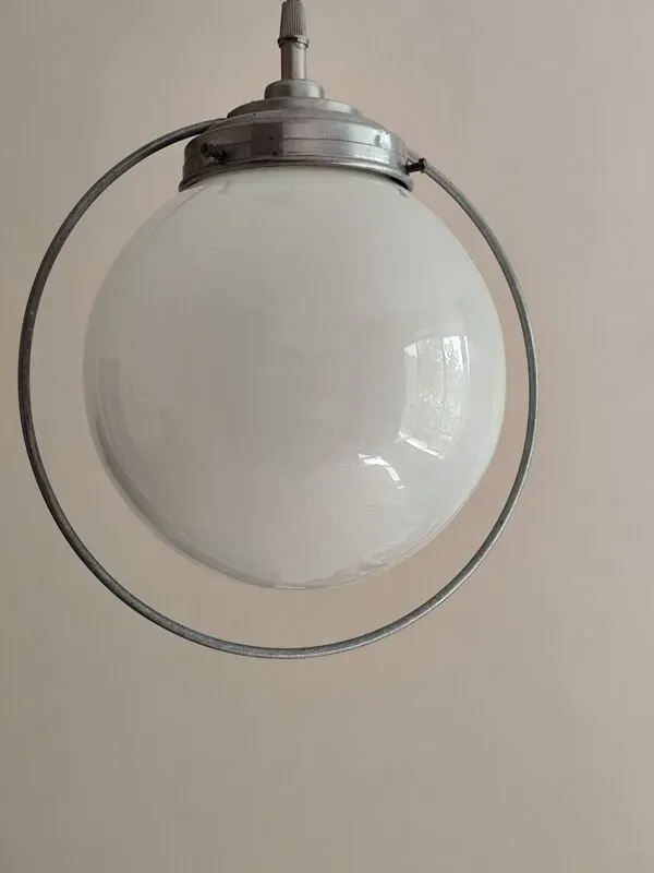 Illustration numéro 5 du produit Suspension monte baisse globe opaline blanche et structure métal