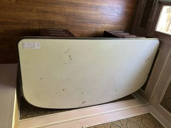 Illustration numéro 5 du produit Grand bureau industriel vintage – métal bordeaux