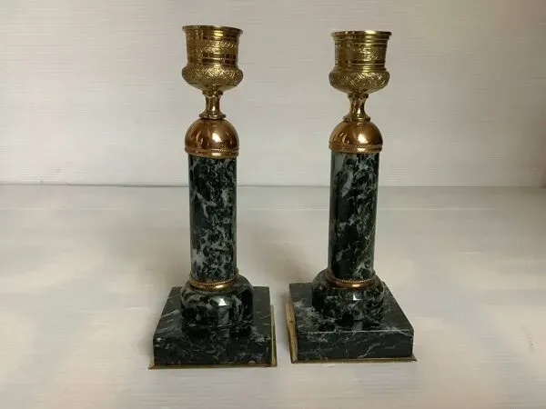 Illustration numéro 5 du produit Paire de bougeoirs colonnes en marbre vert laiton