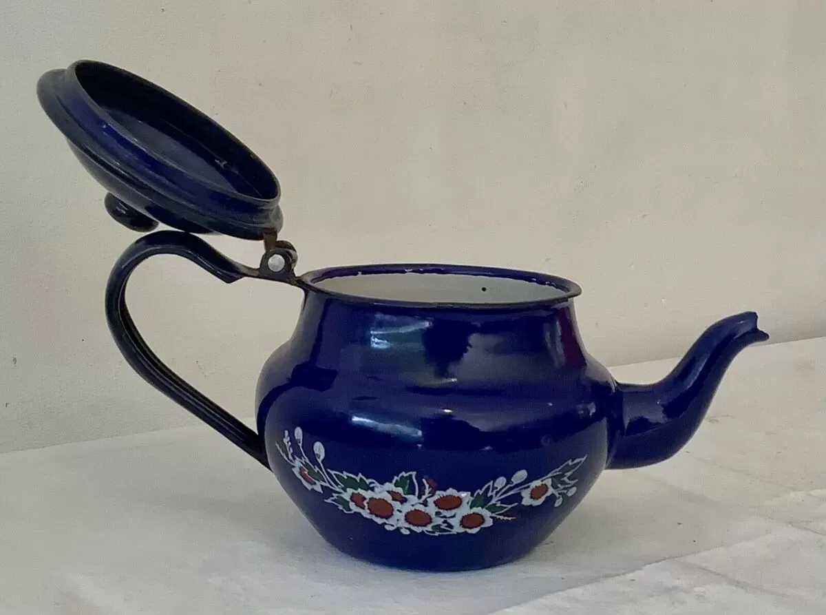 Illustration numéro 5 du produit Théière vintage 1950 en tôle émaillée