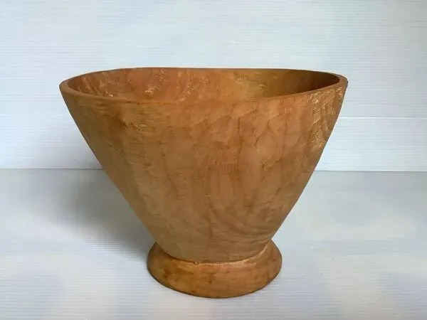 Illustration numéro 5 du produit Vide poche asymétrique en bois sculpté artisanal