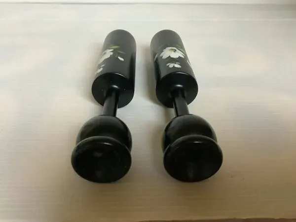 Illustration numéro 5 du produit Paire de bougeoirs en bois peint