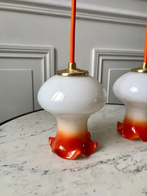 Illustration numéro 5 du produit Paire de suspensions tulipes en opaline orange dégradé fil orange années 70