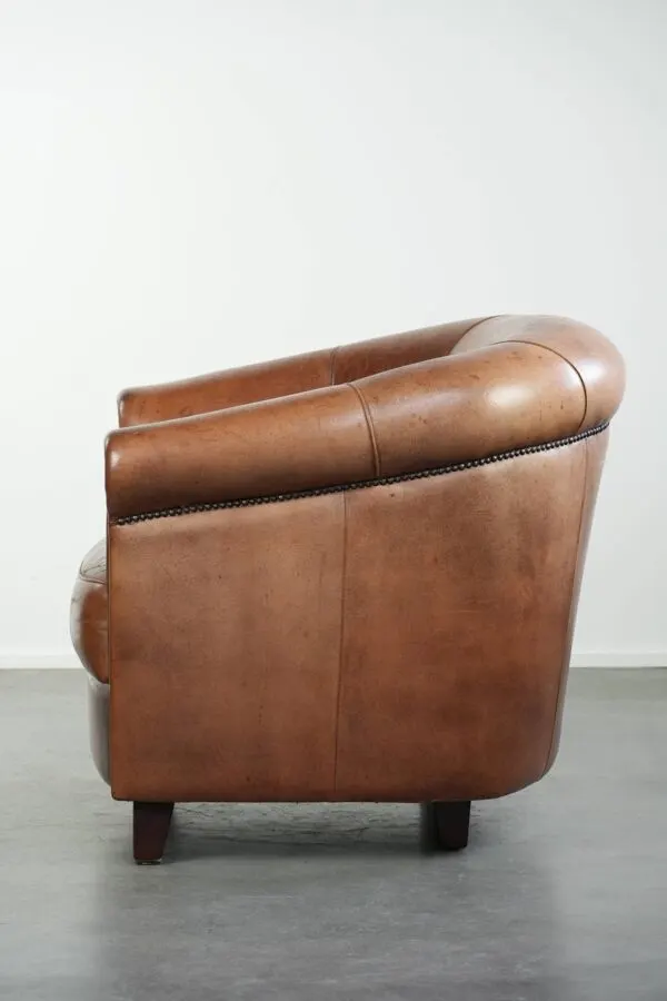 Illustration numéro 5 du produit Fauteuil club en peau de mouton vintage de style anglais avec des couleurs profondes.