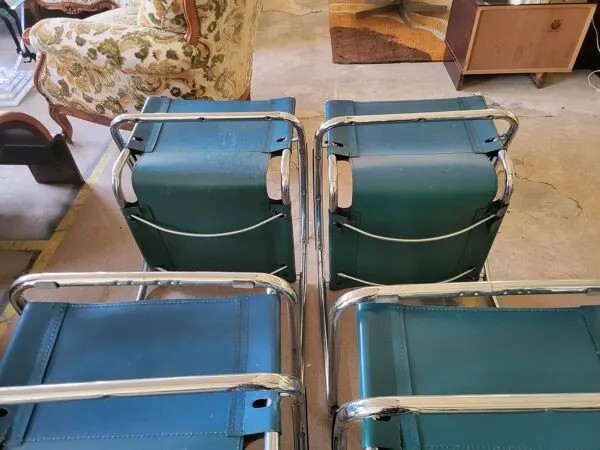 Illustration numéro 5 du produit 4 fauteuils italiens vintage en cuir vert et métal chromé