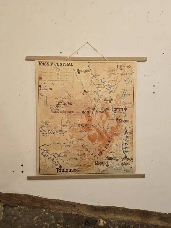 Illustration numéro 5 du produit Carte de géographie carte d'école Jura et massif central