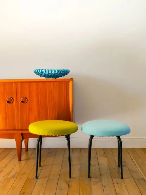 Illustration numéro 5 du produit Tabouret en fer noir et laine bouillie, bleu turquoise, 1960