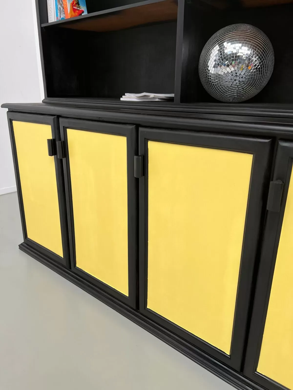 Illustration numéro 5 du produit Buffet 2 corps, format XXL, ancien meuble d'école en bois