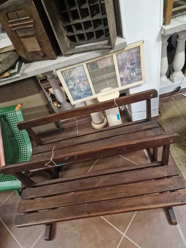 Illustration numéro 5 du produit Élégants bancs en bois hêtre massif, au style sobre et intemporel.