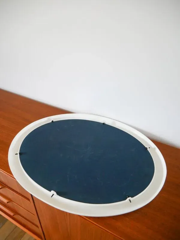 Illustration numéro 5 du produit Miroir oval en plexi blanc, Design, 1970