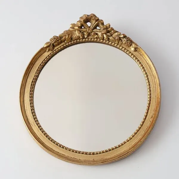 Illustration numéro 5 du produit Miroir ovale en bois doré avec un fronton floral de style rococo, milieu du 20e siècle