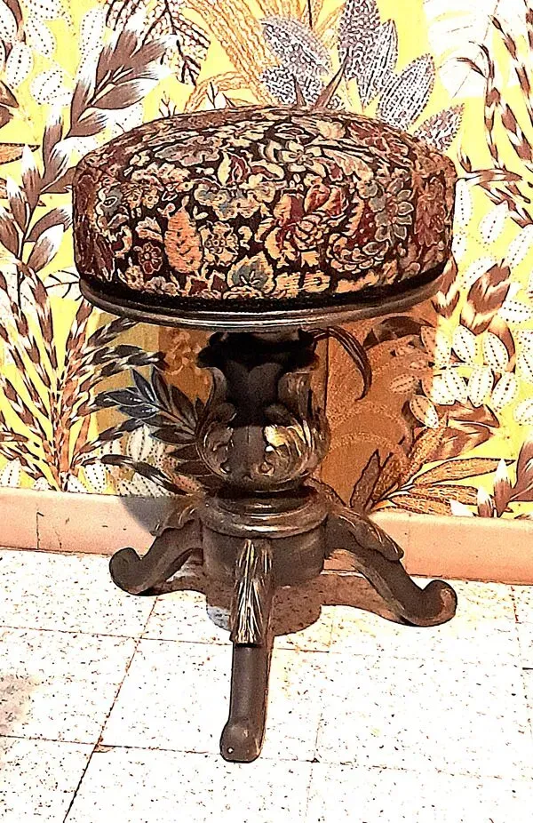 Illustration numéro 5 du produit Tabouret Piano Victorien bois patiné Tissu Tapissier XIX France