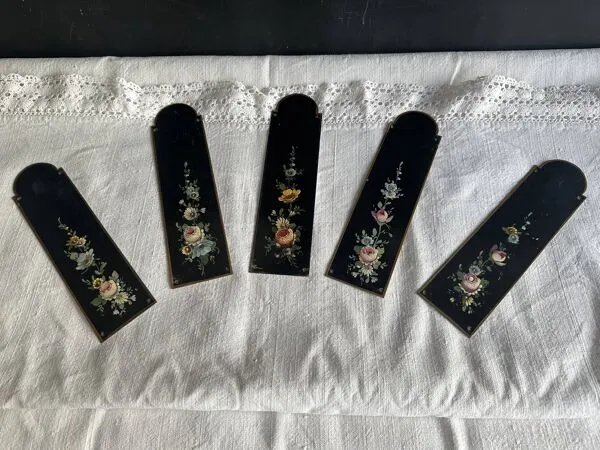 Illustration numéro 5 du produit Plaques de propreté Napoléon III en tôle peinte, décor floral