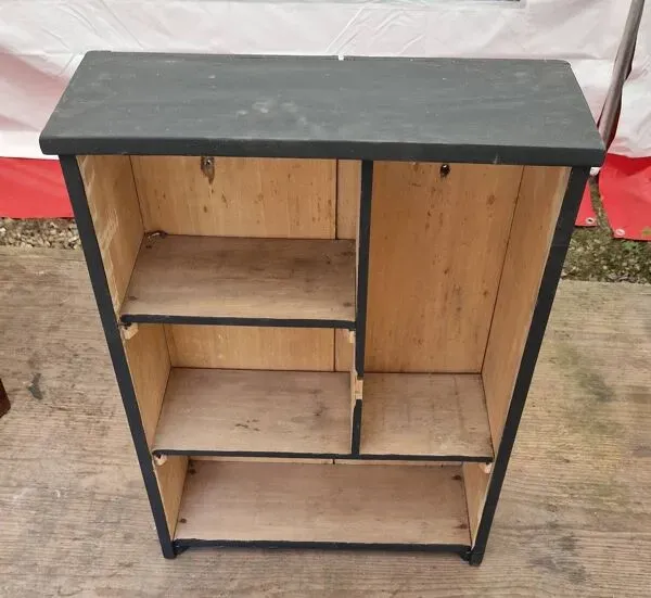 Illustration numéro 5 du produit Étagère sur pieds