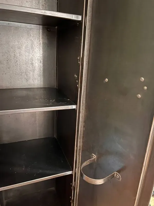 Illustration numéro 5 du produit Vestiaire industriel double porte (vers 1920)