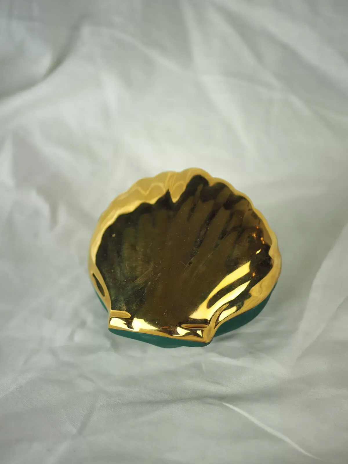 Illustration numéro 5 du produit Vide-poche porcelaine en forme de coquille Saint-Jacques dorée à fond vert canard des années 50/60