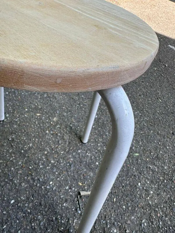 Illustration numéro 5 du produit 4 tabourets en bois massif rénové et acier blanc