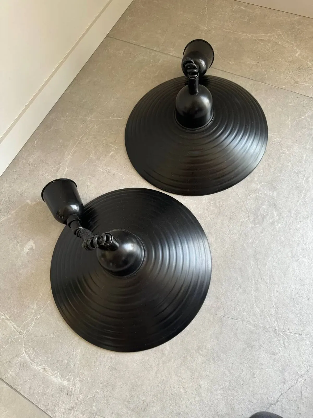 Illustration numéro 5 du produit Paire de suspensions en métal noir fabriquée en Belgique