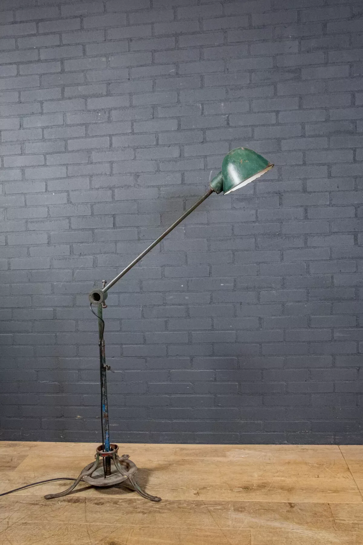 Illustration numéro 5 du produit Lampadaire industriel en métal