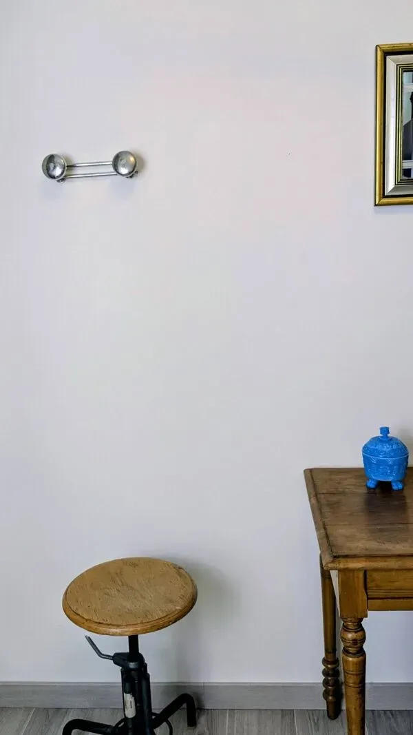 Illustration numéro 5 du produit Patère murale double en métal chromé, esprit vintage