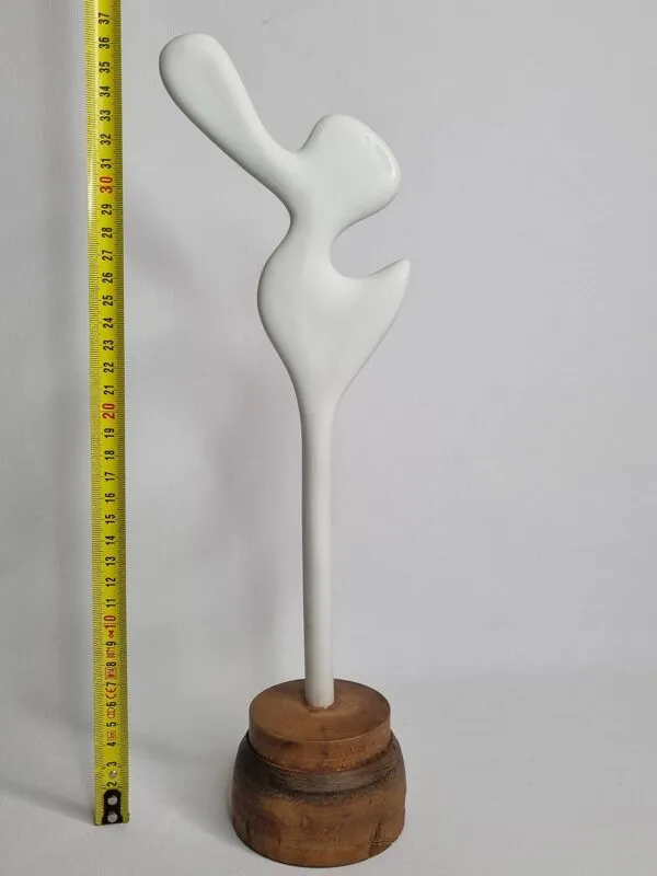 Illustration numéro 5 du produit Sculpture d’inspiration biomorphique, sur socle en bois industriel, 37 cm