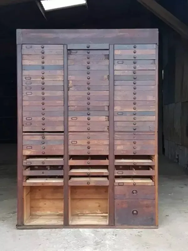 Illustration numéro 5 du produit Grand meuble de médaillé 1900