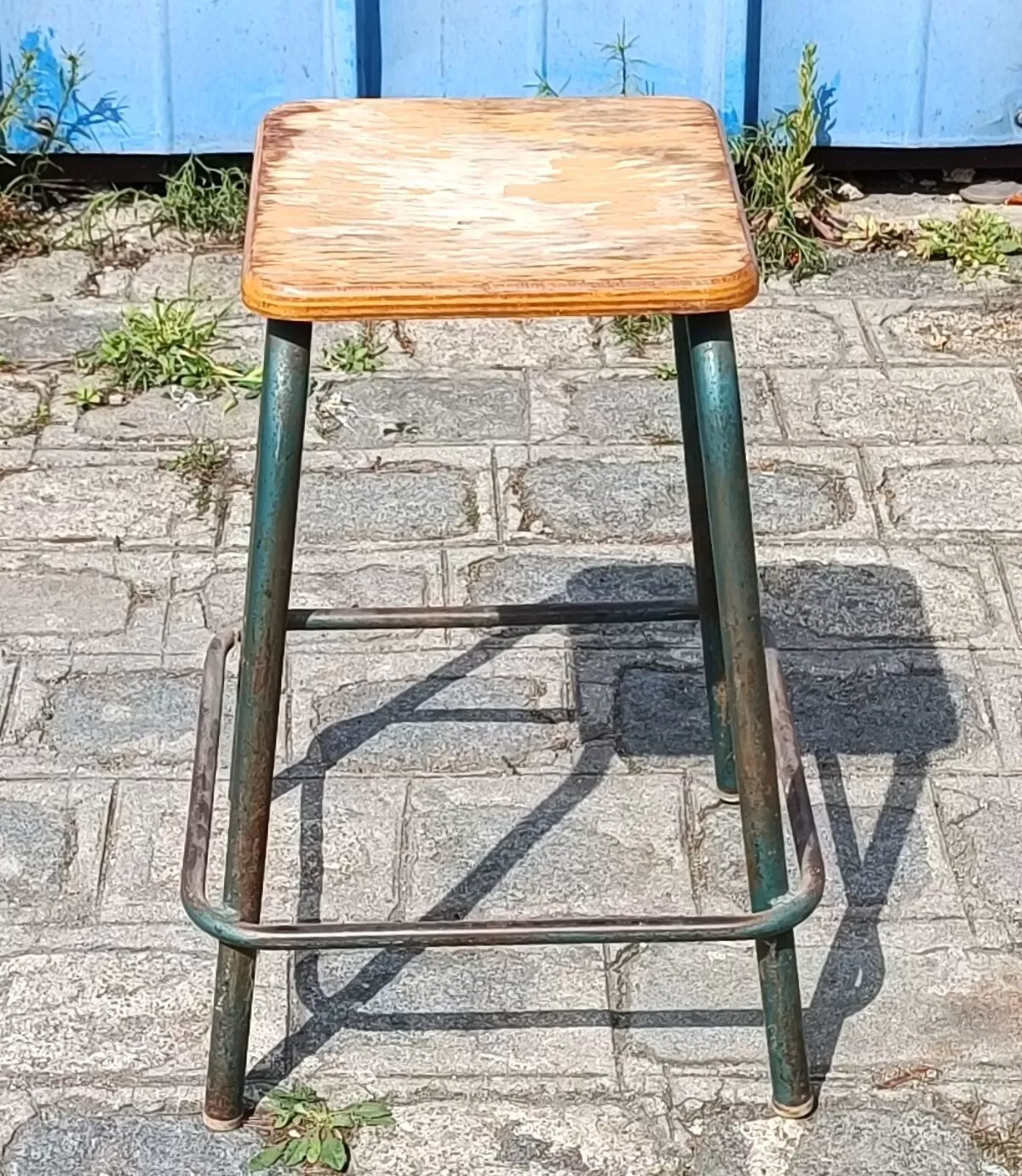 Illustration numéro 5 du produit Tabouret haut industriel en bois