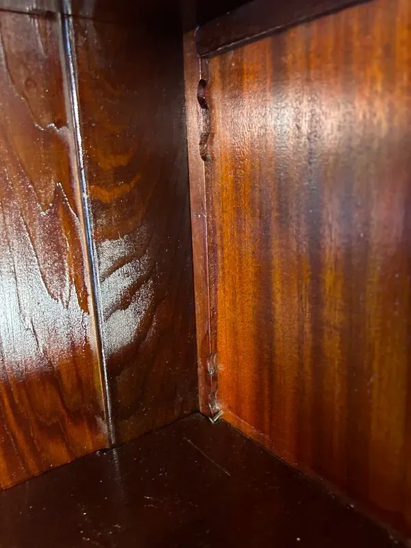 Illustration numéro 5 du produit Bibliothèque de bureau édouardienne antique avec détails floraux incrustés – Début du XXe siècle