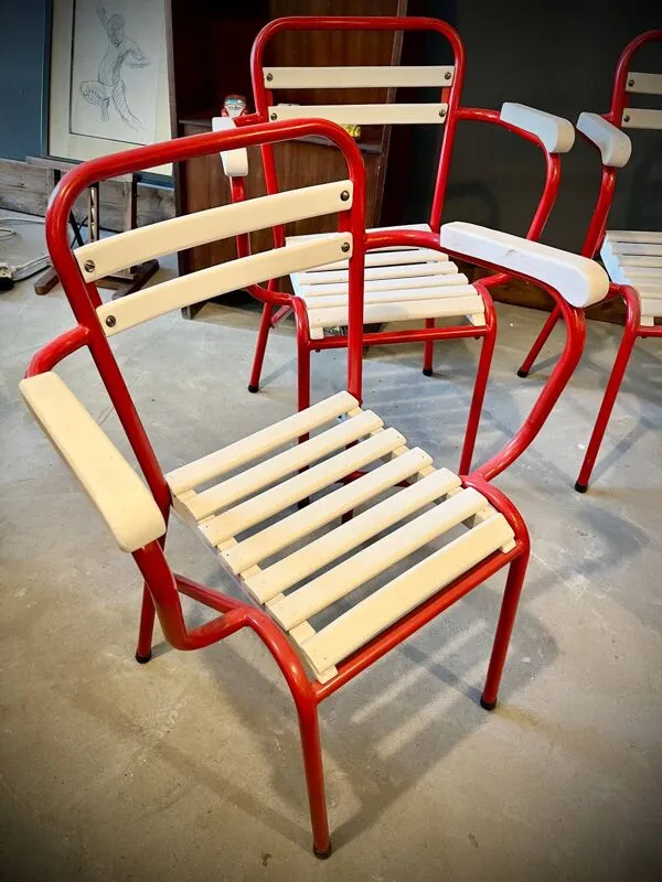 Illustration numéro 5 du produit Quatre chaises TOLIX avec accoudoirs