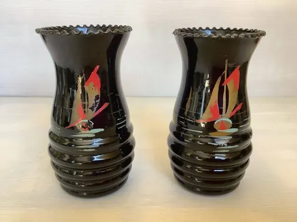 Illustration numéro 5 du produit Paire de petits vases opaline noire peinte