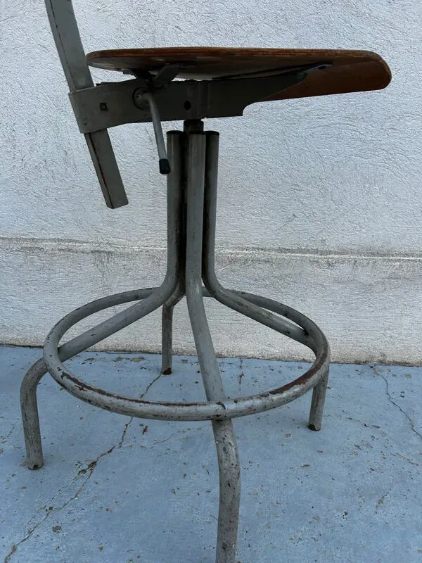 Illustration numéro 5 du produit Chaise d’atelier industrielle en bois et métal – réglable