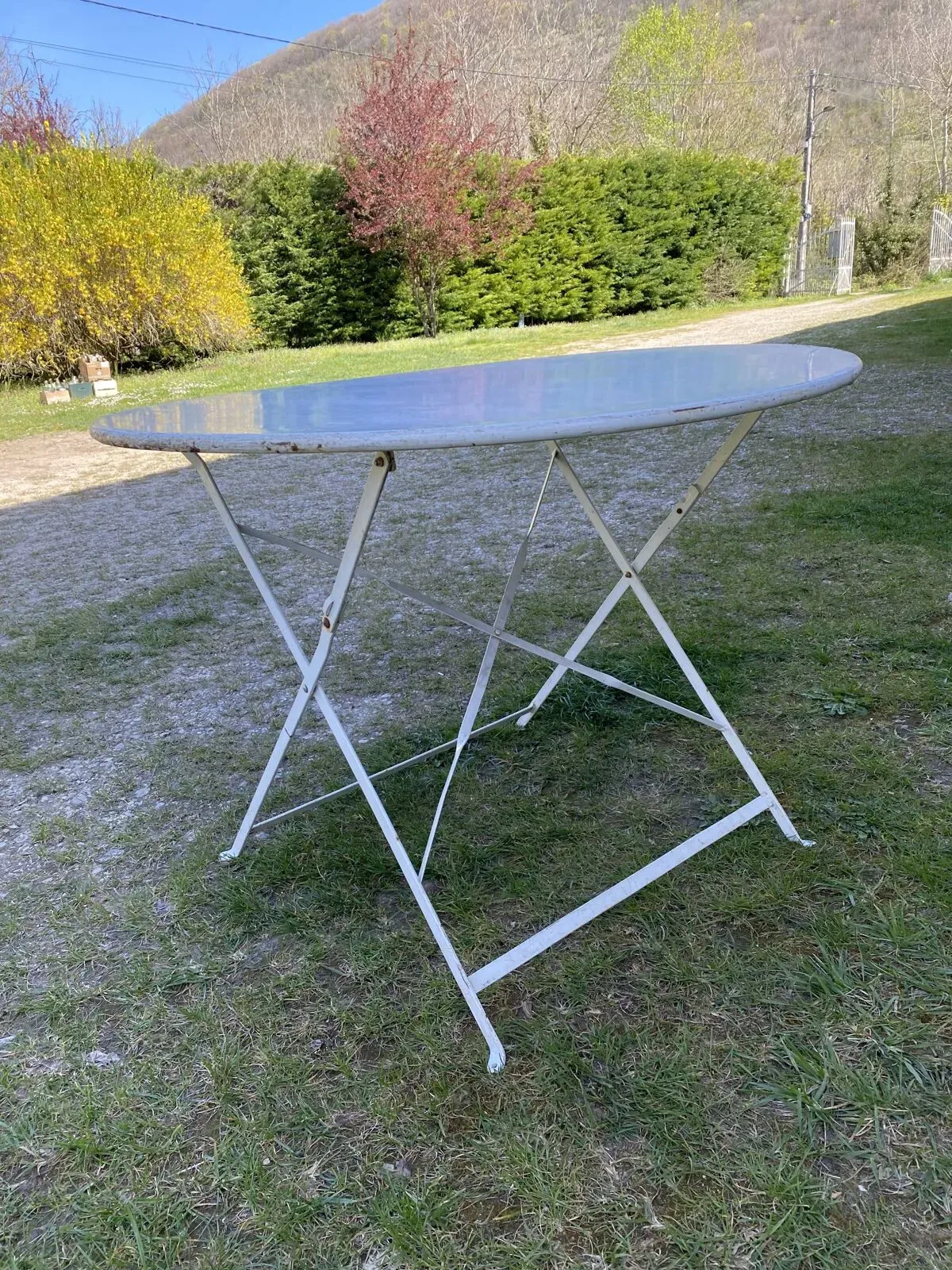 Illustration numéro 5 du produit Table ronde pliante en métal, circa 1950