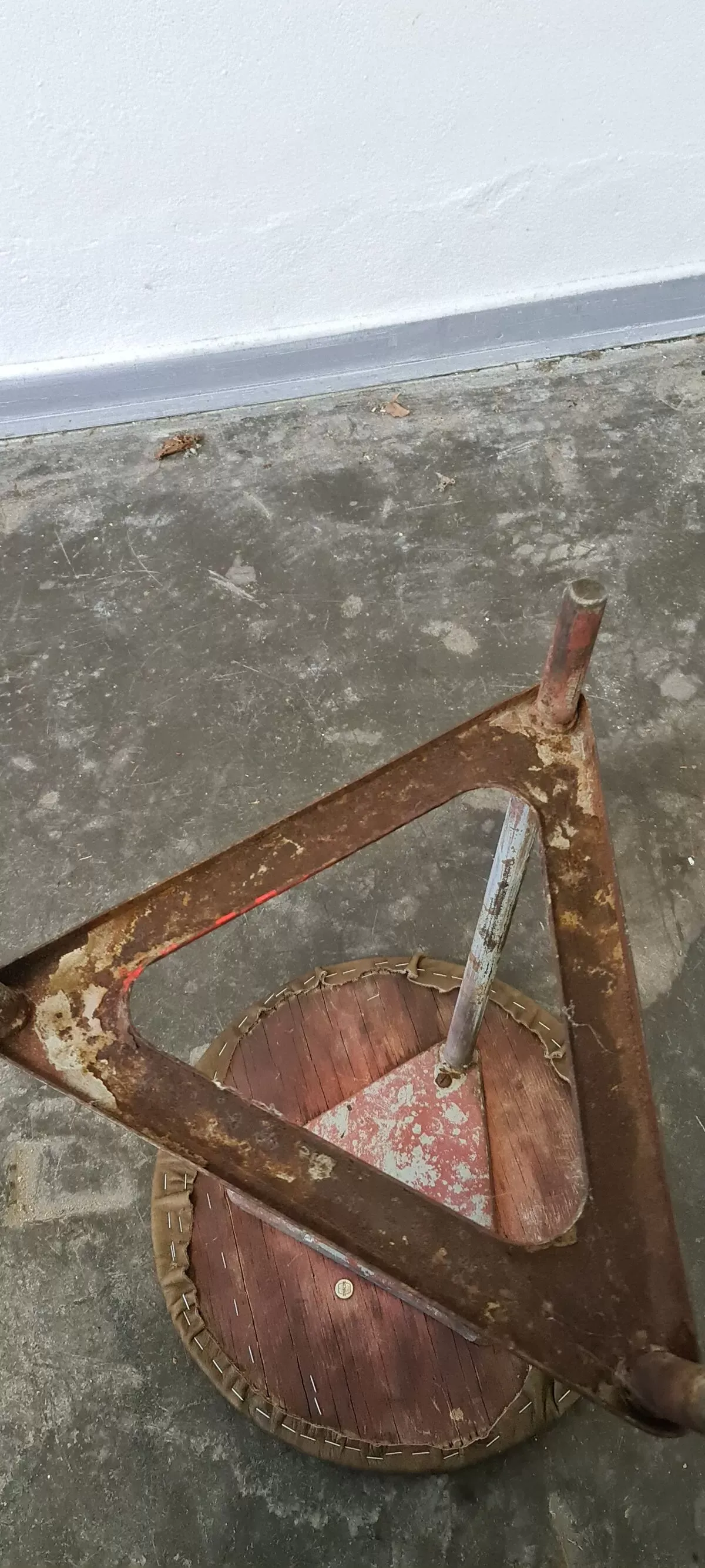 Illustration numéro 5 du produit Tabouret industriel en métal et bois