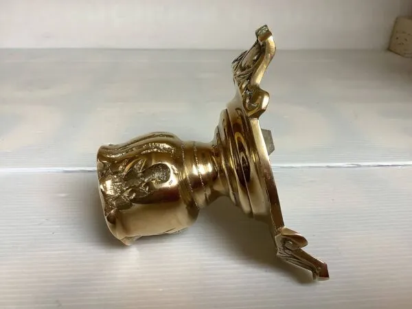 Illustration numéro 5 du produit Bougeoir tripode en bronze travaillé