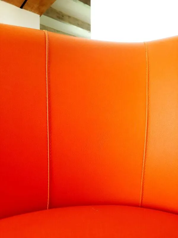Illustration numéro 5 du produit Canapé vintage incurvé orange