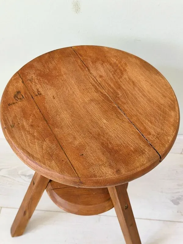 Illustration numéro 5 du produit Tabouret d'atelier réglable ancien en bois massif