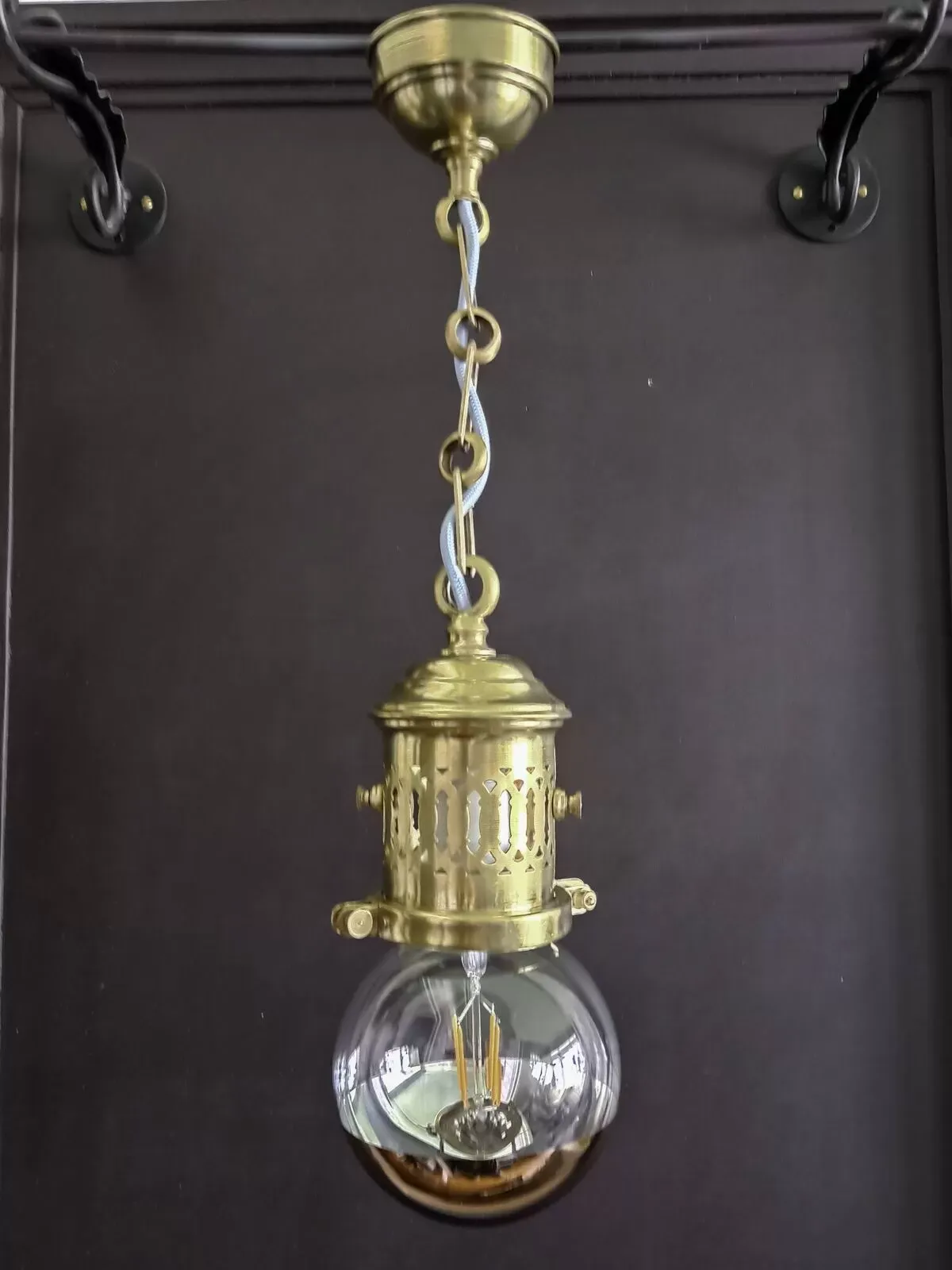 Illustration numéro 5 du produit Suspension en laiton avec ampoule LED oversize