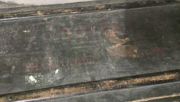 Illustration numéro 5 du produit Malle ancienne en bois et métal – Style industriel / militaire